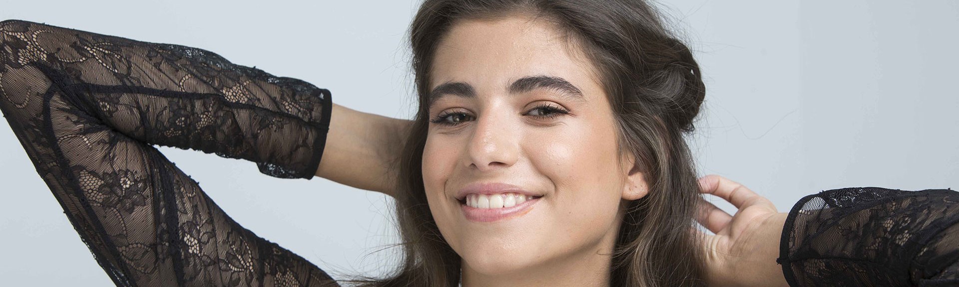 Incluye en tu repertorio de peinados a los semirecogidos media melena y también a los productos de fijación de L’Oréal Paris ¡y rompe con la monotonía!
